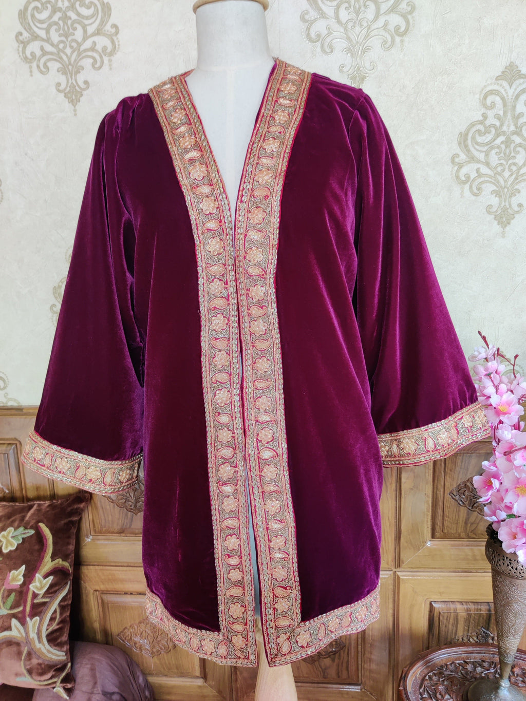 White Kashmiri Velvet Kimono Robe with Tilla Embroidery – 89cm