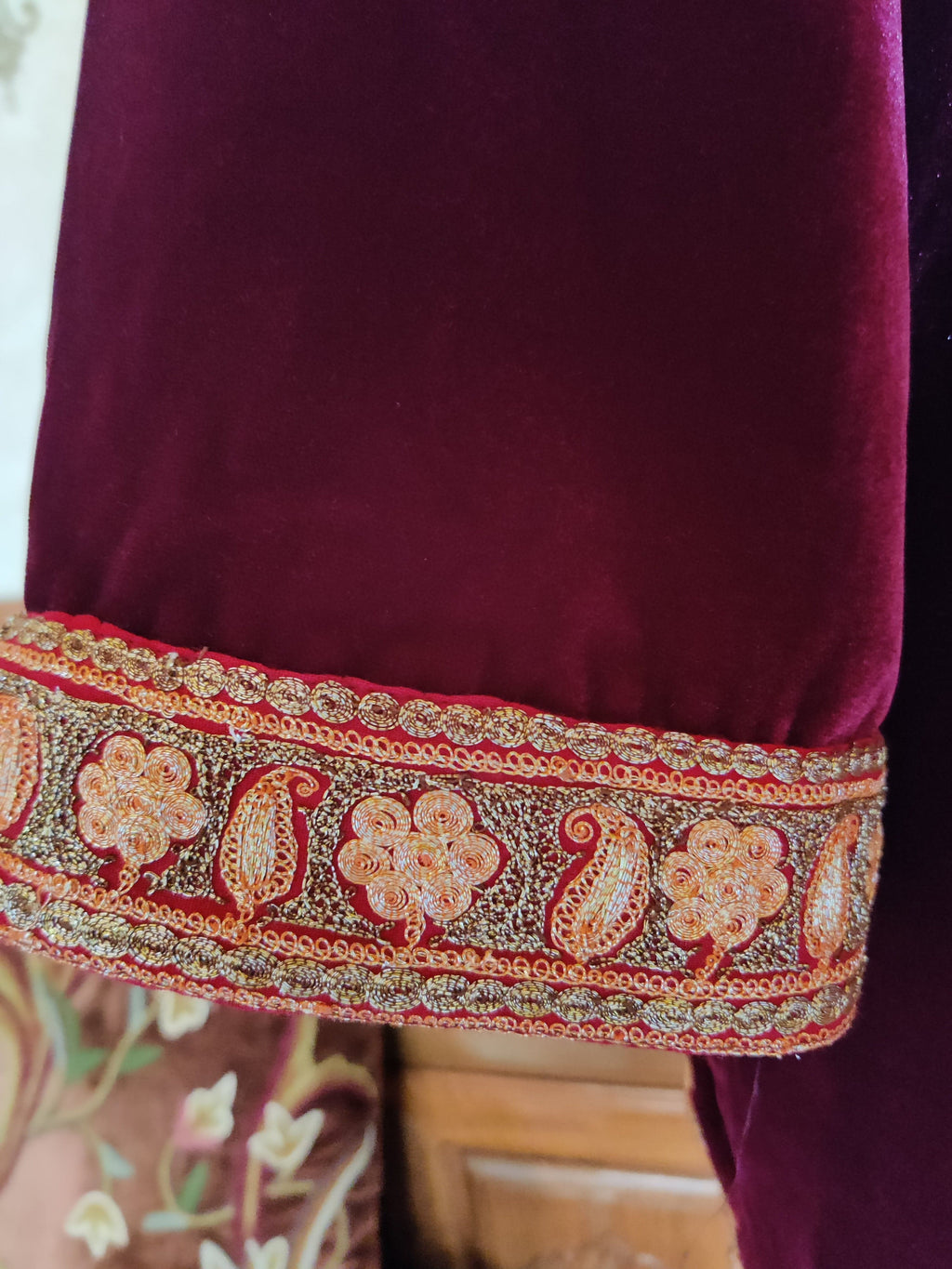 White Kashmiri Velvet Kimono Robe with Tilla Embroidery – 89cm